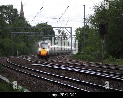 LNER classe 800 Azuma passe Offord Cluny sous la pluie sur la ligne principale de la côte est, Cambridgeshire Royaume-Uni Banque D'Images