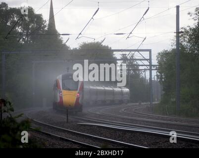 LNER classe 800 Azuma passe Offord Cluny sous la pluie sur la ligne principale de la côte est, Cambridgeshire Royaume-Uni Banque D'Images