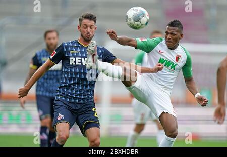 Augsbourg, Allemagne. 2020. Firo Mark UTH, 1.FCK 23 versus Carlos GRUEZO, FCA 25 FC AUGSBURG - 1.FC KOELN Koln, 07.06.2020 1.Bundesliga, saison 2019/2020, 30.match day, Koln Peter Schatz/Pool/firo | usage Worldwide Credit: dpa/Alay Live News Banque D'Images