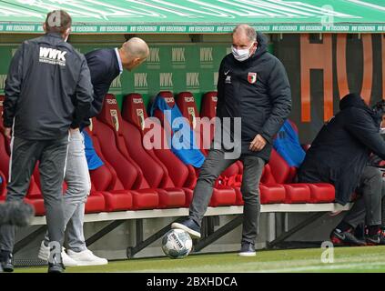 Augsbourg, Allemagne. FIro 2020 Stefan REUTER, Manager FCA avec ball FC AUGSBURG - 1.FC KOELN Koln, 07.06.2020 1.Bundesliga, saison 2019/2020, 30.match day, Koln Peter Schatz/Pool/firo | usage Worldwide Credit: dpa/Alay Live News Banque D'Images