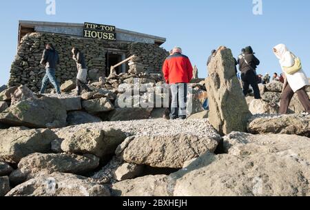 Mount Washington USA: Touristes parmi le paysage rocheux par Tip-Top House sur le sommet du Mont Washington, New Hampshire. Banque D'Images