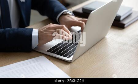 Gros plan sur un homme d'affaires qui tape sur un ordinateur portable moderne Banque D'Images