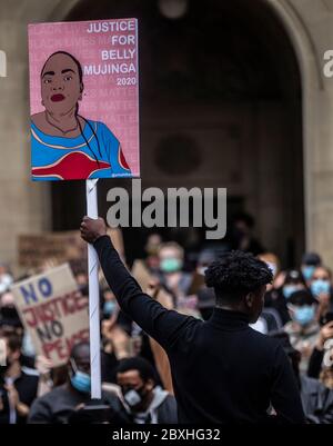 Manchester, Royaume-Uni. 7 juin 2020. Black Lives Matter Protest in Manchester UK Dimanche le 7 juin à la place St Peters.des milliers de personnes - dont la plupart portaient des masques faciaux pour Covid-19. La manifestation d'aujourd'hui était l'une des trois devant avoir lieu à Manchester pendant le week-end dans le cadre du mouvement Black Lives Matter. Crédit photo : Gary Roberts/Alay Live News Banque D'Images