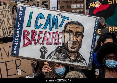Manchester, Royaume-Uni. 7 juin 2020. Black Lives Matter Protest in Manchester UK Dimanche le 7 juin à la place St Peters.des milliers de personnes - dont la plupart portaient des masques faciaux pour Covid-19. La manifestation d'aujourd'hui était l'une des trois devant avoir lieu à Manchester pendant le week-end dans le cadre du mouvement Black Lives Matter. Crédit photo : Gary Roberts/Alay Live News Banque D'Images