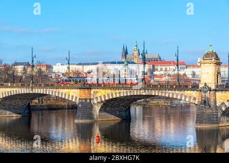 Pont de la légion, tchèque : la plupart des Legii, se reflète dans la Vltava avec le château de Prague en arrière-plan. Journée d'hiver claire et ensoleillée à Prague, République tchèque. Banque D'Images