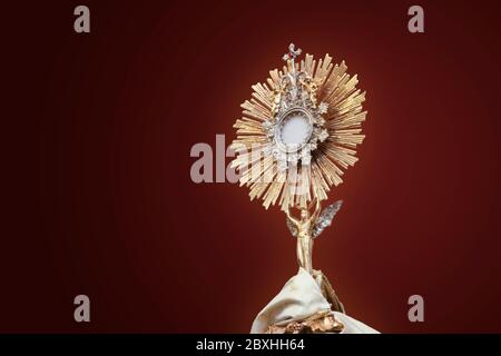 Osterensory pour culte lors d'une cérémonie de l'église catholique - adoration au Saint Sacrement - Église catholique - heure Sainte eucharistique - semaine Sainte Banque D'Images