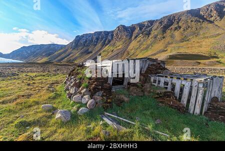 Cabane de chasse près de la côte d'Etah, un vieux village Inuit site dans le bassin de Kane, côte nord-ouest du Groenland. Banque D'Images