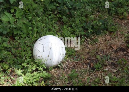 Football ou ballon de football perdu dans le jardin, Royaume-Uni Banque D'Images