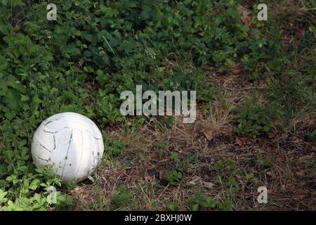 Football ou ballon de football perdu dans le jardin, Royaume-Uni Banque D'Images