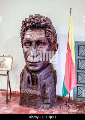 SUCRE, BOLIVIIA - 3 JUILLET 2008 : buste en cèdre de Simon Bolivar dans la Maison de la liberté, dans la Casa de la Libertad espagnole, sucre, Bolivie. Nom complet Simon Jos Antonio de la Santisima Trinidad Bolivar Palacios Ponte y blanc. Soldat vénézuélien, homme d'État et chef du mouvement pour l'indépendance sud-américaine. Banque D'Images