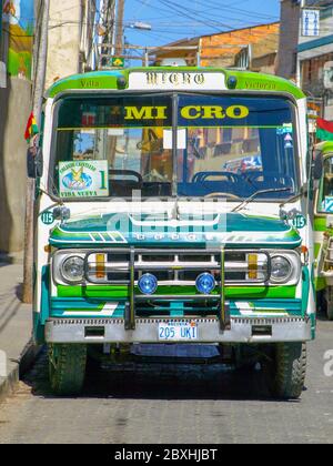 LA PAZ, BOLIVIE - 21 JUILLET 2008 : vue de face de l'ancien bus Dodge vert micro dans les rues de la Paz, Bolivie. Banque D'Images