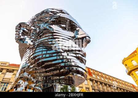 PRAGUE, RÉPUBLIQUE TCHÈQUE - 17 AOÛT 2018 : statue de Franz Kafka. Sculpture mécanique en métal brillant du célèbre écrivain tchèque. Buste de l'artiste David Cerny. Prague, République tchèque. Banque D'Images