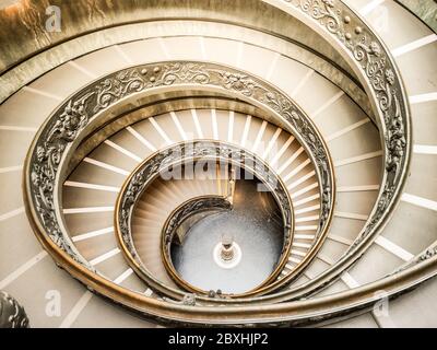 CITÉ DU VATICAN - 07 MAI 2018 : escalier en colimaçon dans les musées du Vatican, Cité du Vatican. Banque D'Images