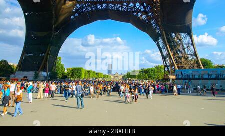 PARIS, FRANCE - 8 AOÛT 2010 : de nombreux touristes sous la tour Eiffel le jour d'été ensoleillé. Paris, France Banque D'Images