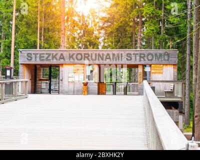 LIPNO NAD VLTAVOU, RÉPUBLIQUE TCHÈQUE - 26 SEPTEMBRE 2017. Porte d'entrée de la passerelle Treetop, attraction touristique près de Lipno nad Vltavou, République tchèque. Banque D'Images