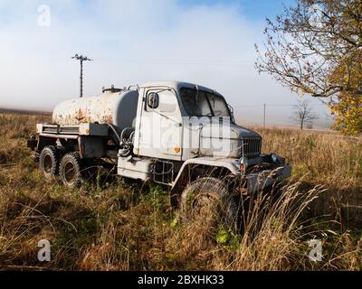 BOZI DAR, RÉPUBLIQUE TCHÈQUE - VERS OCTOBRE 2014 : ancienne épave du camion citerne Praga V3S. Truck est situé dans l'herbe à la route de Bozi Dar, République Tchèque, vers octobre 2014 Banque D'Images