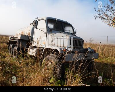 BOZI DAR, RÉPUBLIQUE TCHÈQUE - VERS OCTOBRE 2014 : ancienne épave du camion citerne Praga V3S. Truck est situé dans l'herbe à la route de Bozi Dar, République Tchèque Banque D'Images