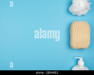 Accessoires de bain sur fond bleu. Banque D'Images