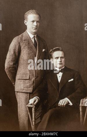 Allemagne - VERS les années 1930 : portrait de deux hommes en studio photo de l'époque Art déco d'époque. Partenaires commerciaux Banque D'Images