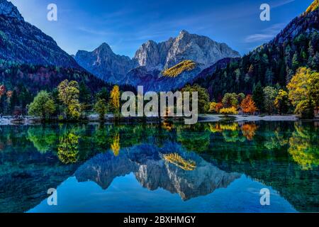 Les Alpes Juliennes reflété dans le lac Jasna au lever du soleil près de Kranjska Gora, Slovénie, Europe. Banque D'Images