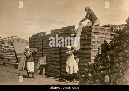 RUSSIE - VERS les années 1920 : photo d'archive vintage de la jeunesse de la scierie. Usine de traverses de rail Banque D'Images