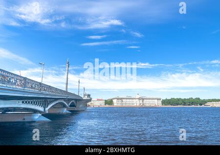 Blagoveshchensky ou pont d'Annonciation au-dessus de la Neva à Saint-Pétersbourg, Russie Banque D'Images