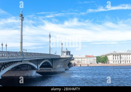 Blagoveshchensky ou pont d'Annonciation au-dessus de la Neva à Saint-Pétersbourg, Russie Banque D'Images