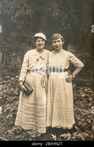 Lettonie - VERS les années 1920 : photo de deux jeunes femmes en forêt. Carte de vue d'époque édouardienne Banque D'Images