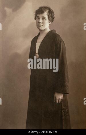 RUSSIE - VERS les années 1920 : photo du corps entier de jeunes femmes en studio Vintage carte de Viste Edwardian Era Banque D'Images