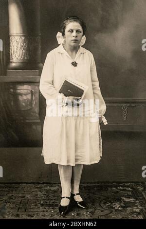 Allemagne - VERS les années 1920 : corps complet de jeunes femmes avec la bible en studio Vintage carte de Viste Edwardian Era photo Banque D'Images
