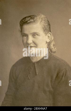 RUSSIE - VERS les années 1920 : portrait féminin en studio photo de la carte de Viste de l'époque édouardienne Banque D'Images