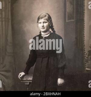 RUSSIE - VERS les années 1920 : demi-photo de jeunes femmes debout en studio Vintage carte de Viste Edwardian Era photo Banque D'Images