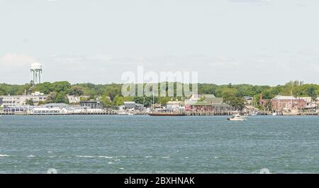 Vue sur Greenport, NY depuis Shelter Island, NY Banque D'Images