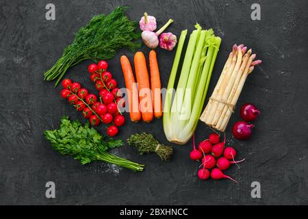 Vue de dessus des légumes frais crus sur fond noir Banque D'Images