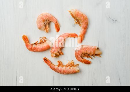 Vue de dessus des crevettes non pelées sur une table en bois Banque D'Images