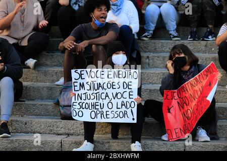 Curitiba, Paranà, Brésil. 7 juin 2020. BRÉSIL - les manifestants réunis à Praça Santos Andrade à Curitiba ont été convoqués à l'acte antiraciste Black Lives Matter - le président Bolsonaro est sorti ce dimanche après-midi (7). Accompagné de nombreux policiers.photo: Geraldo Bubniak crédit: Geraldo Bubniak/ZUMA Wire/Alamy Live News Banque D'Images