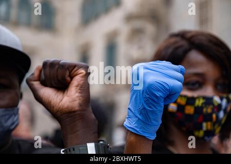 Les manifestants tiennent leurs poings pendant la manifestation.à la suite de la mort de George Floyd alors qu'il était détenu par la police de Minneapolis, au Minnesota, des milliers de personnes manifestent à Barcelone contre le racisme. Banque D'Images