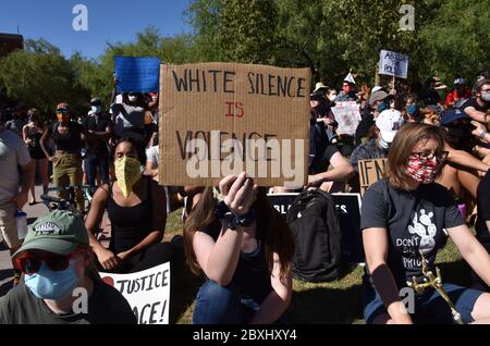 Des milliers de manifestants assistent à la Black Lives Matter Tucson : manifestation et manifestation pour célébrer la Black Lives pour se souvenir des Noirs qui se sont enorus Banque D'Images