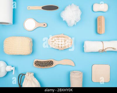 Accessoires pour la salle de bain sur fond bleu. Banque D'Images