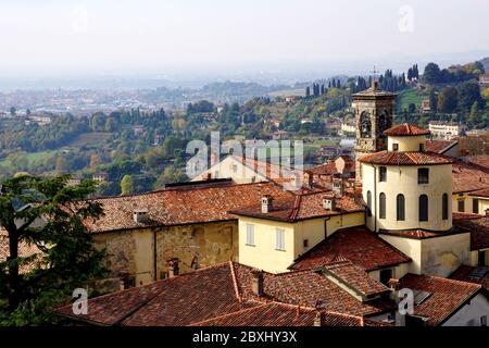Magnifique vue panoramique sur le paysage de lombardie avec des curches et des collines de Citta Alta à Bergame, Italie. Banque D'Images