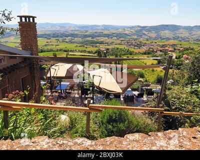 France, Rhône, Val d'Oignt, village d'Oignt, restauré, XII c., donjon, boutiques d'art, artisanat, animaux de ciment, colline, Banque D'Images