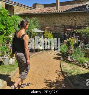 France, Rhône, Val d'Oignt, village d'Oignt, restauré, XII c., donjon, boutiques d'art, artisanat, animaux de ciment, colline, Banque D'Images