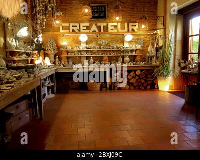 France, Rhône, Val d'Oignt, village d'Oignt, restauré, XII c., donjon, boutiques d'art, artisanat, animaux de ciment, colline, Banque D'Images