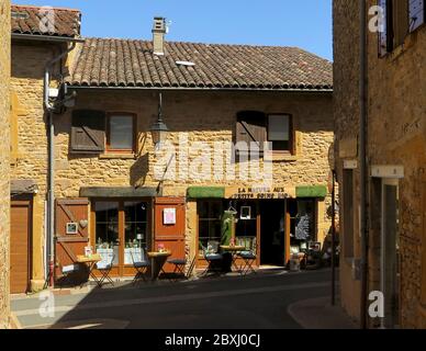 France, Rhône, Val d'Oignt, village d'Oignt, restauré, XII c., donjon, boutiques d'art, artisanat, animaux de ciment, colline, Banque D'Images