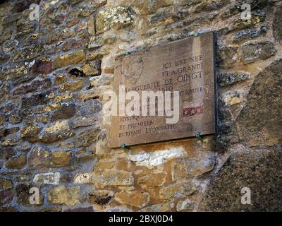 France, Rhône, Val d'Oignt, village d'Oignt, restauré, XII c., donjon, boutiques d'art, artisanat, animaux de ciment, colline, Banque D'Images