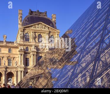 Musée du Louvre (Musée du Louvre) et Pyramide de Leoh Ming, place du carrousel, Paris, Île-de-France, France Banque D'Images