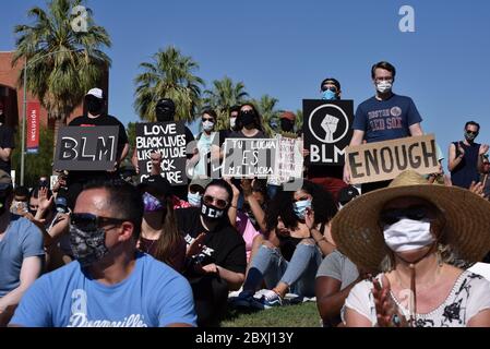 Des milliers de manifestants assistent à la Black Lives Matter Tucson : manifestation et manifestation pour célébrer la Black Lives pour se souvenir des Noirs qui se sont enorus Banque D'Images