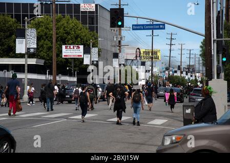 Los Angeles, CA/USA - 30 mai 2020 : Black Lives fait des victimes sur la 3e rue dans le quartier de Fairfax, fume de voitures de police en feu à distance Banque D'Images