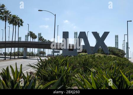 Los Angeles, CA/USA - 24 mai 2020 : le grand panneau LAX à l'entrée de l'aéroport international de Los Angeles sur Century Blvd Banque D'Images