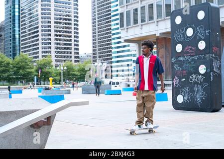 Philadelphie PA, août 27 2019. Un adolescent afro-américain qui fait du skateboard dans le parc d'art de jeu de société. Banque D'Images